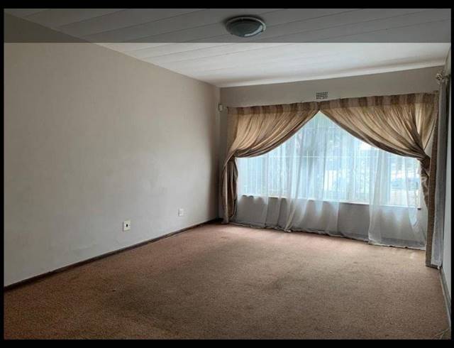 2 BEDROOM APARTMENT FOR SALE IN KEMPTON PARK EXT 03